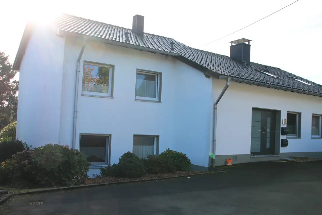 Großes, modernisiertes Zwei-/Dreifamilienhaus mit riesigem Grundstück, Pool und neuer PV Anlage