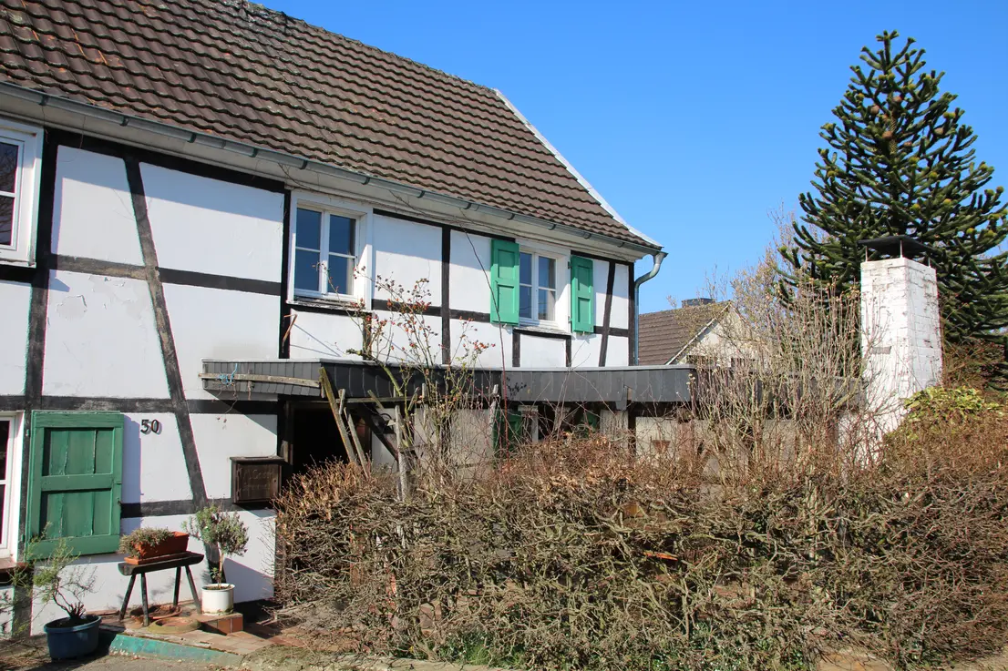 Fachwerkhaus mit Halle auf riesigem Grundstück. Ideal für Tierhaltung und Gewerbe